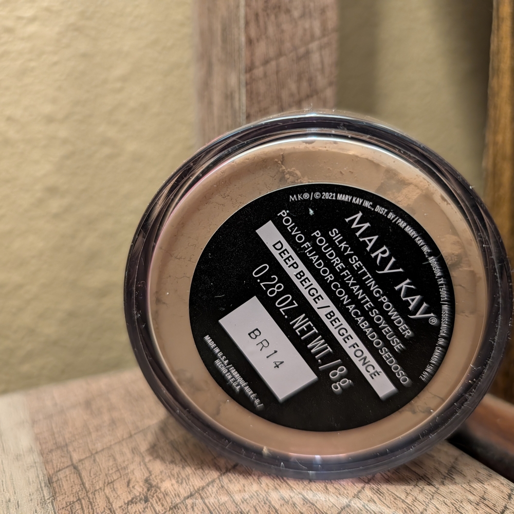 Mary Kay Setting Powder in Deep Beige
